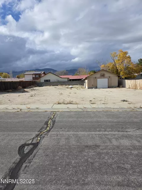 215 Cedar St, Hawthorne, NV 89415
