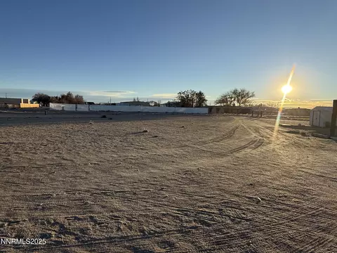 195 W Classic Way, Fallon, NV 89406 photo 2