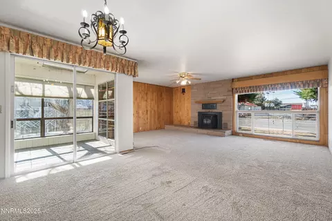Living - 475 S Bailey St, Fallon, NV 89406 photo 2 of 3