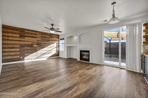 Living - 119 Red Oak Ct, Fernley, NV 89408 photo 5 of 7