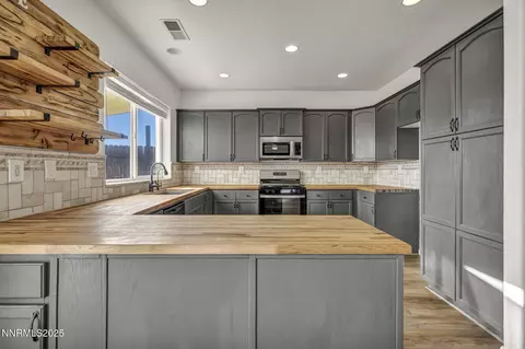 Kitchen - 119 Red Oak Ct, Fernley, NV 89408 photo 4 of 5