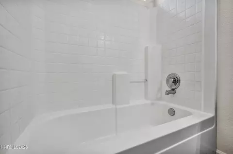 Bath - 119 Red Oak Ct, Fernley, NV 89408 photo 5 of 6