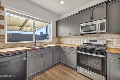 Kitchen - 119 Red Oak Ct, Fernley, NV 89408 photo 3 of 5