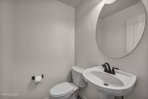 Bath - 119 Red Oak Ct, Fernley, NV 89408 photo 6 of 6
