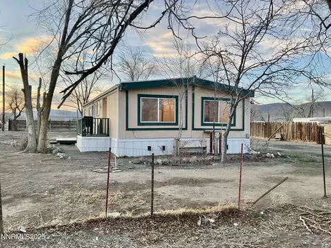 2735 Toiyabe St, Silver Springs, NV 89429