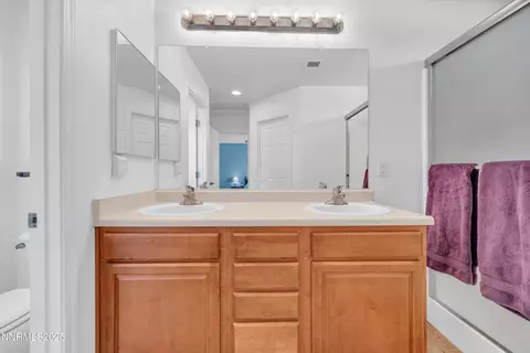 Bath - 10060 Eagle Greens Ct, Reno, NV 89521 photo 2 of 5