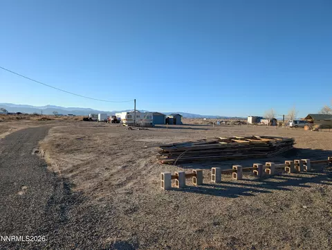 13 Falcon Way, Yerington, NV 89447
