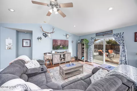 Living - 440 Cornerstone Ct, Fallon, NV 89406 photo 2 of 3