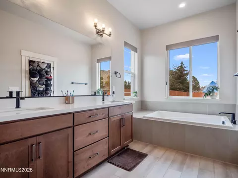Bath - 408 Kelsey Ct, Minden, NV 89423 photo 2 of 4