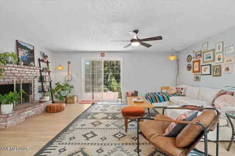 Living - 3040 Chavez Dr, Reno, NV 89502 photo 2 of 2