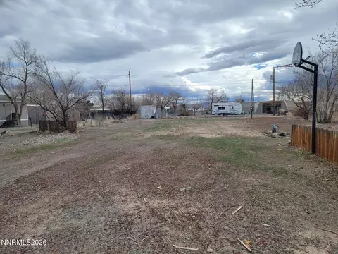 1060 Donner Trl, Silver Springs, NV 89429