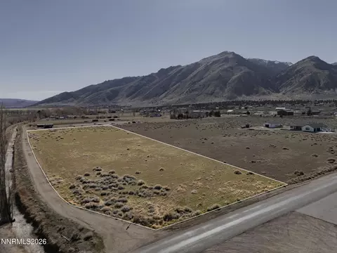 613 Day Ln, Smith Valley, NV 89444