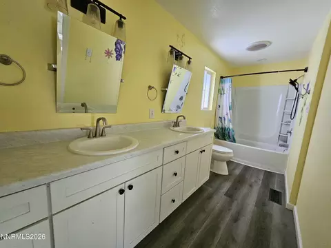 Bath - 215 Ruby St, Fernley, NV 89408 photo 6 of 6