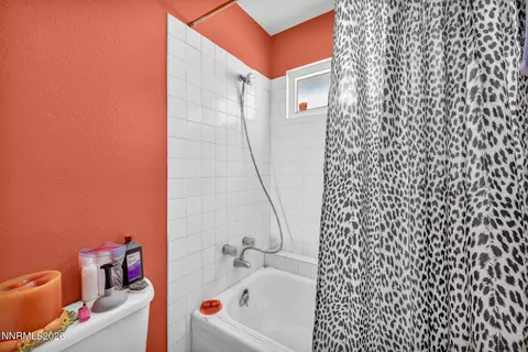 Bath - 3035 Everett Dr, Reno, NV 89503 photo 3 of 8