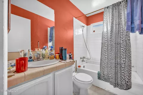Bath - 3035 Everett Dr, Reno, NV 89503 photo 4 of 8