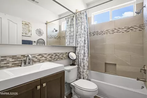 Bath - 421 Alysheba Ct, Reno, NV 89521 photo 3 of 4