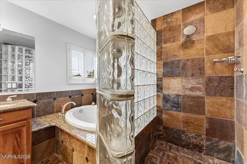 Bath - 1840 Berkeley Dr, Reno, NV 89509 photo 3 of 9