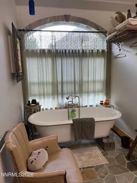 Bath - 15 Wine Glass Way, Kingston, NV 89310 photo 2 of 9