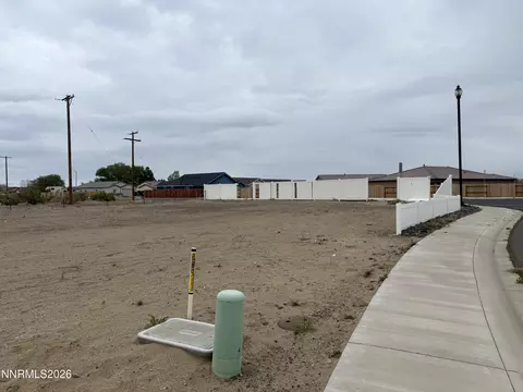804 Maple Way, Fallon, NV 89406 photo 2