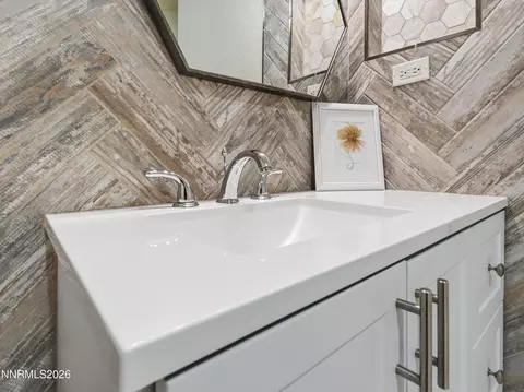 Bath - 9585 Navigator Dr, Reno, NV 89521 photo 4 of 11