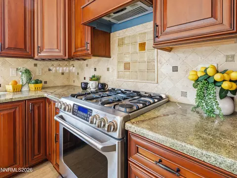 Kitchen - 9585 Navigator Dr, Reno, NV 89521 photo 16 of 20
