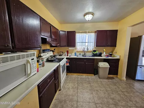 921 Oxford Ave, Sparks, NV 89431
