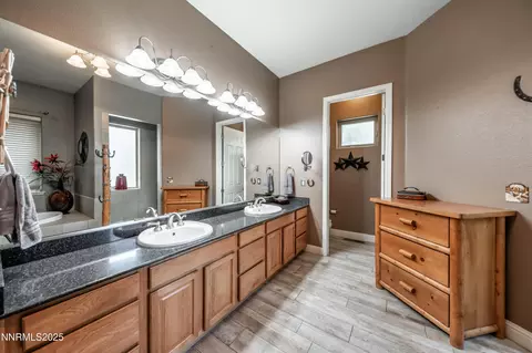 Bath - 4433 Casey Rd, Fallon, NV 89406 photo 2 of 9