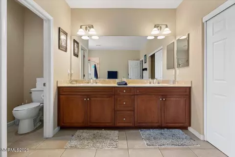 Bath - 10891 Oakhaven Dr, Reno, NV 89521 photo 3 of 5