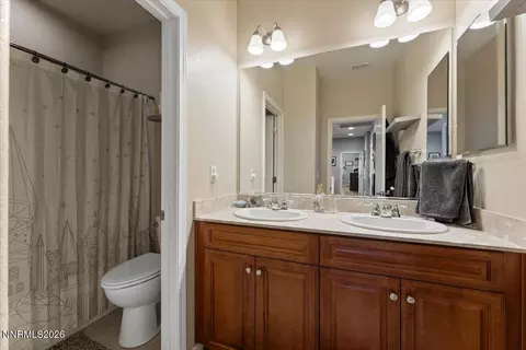 Bath - 10891 Oakhaven Dr, Reno, NV 89521 photo 5 of 5