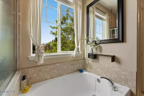 Bath - 10891 Oakhaven Dr, Reno, NV 89521 photo 4 of 5