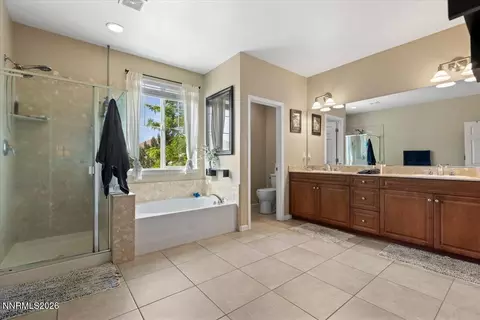 Bath - 10891 Oakhaven Dr, Reno, NV 89521 photo 2 of 5