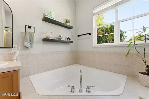 Bath - 1606 Silverthread Dr, Reno, NV 89521 photo 3 of 5
