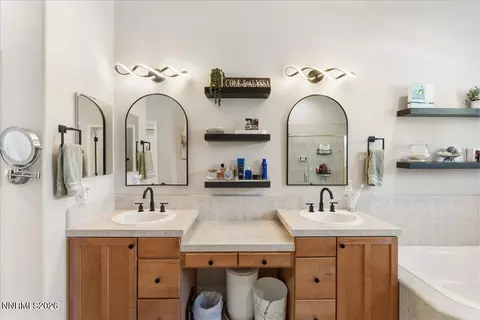 Bath - 1606 Silverthread Dr, Reno, NV 89521 photo 2 of 5