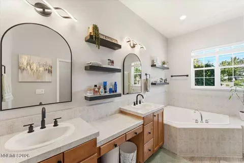 Bath - 1606 Silverthread Dr, Reno, NV 89521 photo 1 of 5