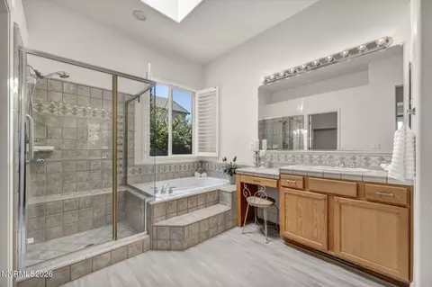 Bath - 574 Echo Ridge Ct, Reno, NV 89511 photo 2 of 6