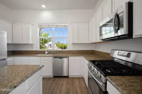 Kitchen - 10140 Buckeye Ct, Reno, NV 89521 photo 4 of 7