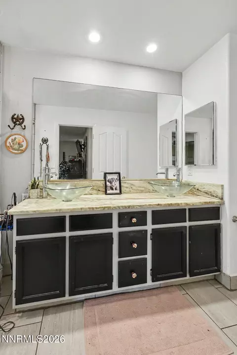 Bath - 887 Ronald Way, Fallon, NV 89406 photo 3 of 4