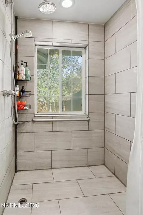Bath - 887 Ronald Way, Fallon, NV 89406 photo 4 of 4