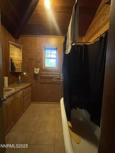 Bath - 993 E Side Ave, Jarbidge, NV 89826 photo 2 of 5