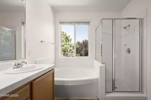 Bath - 471 Alysheba Ct, Reno, NV 89521 photo 2 of 4