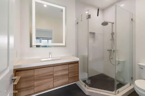 Bath - 1180 Paddock Ln, Reno, NV 89521 photo 8 of 9