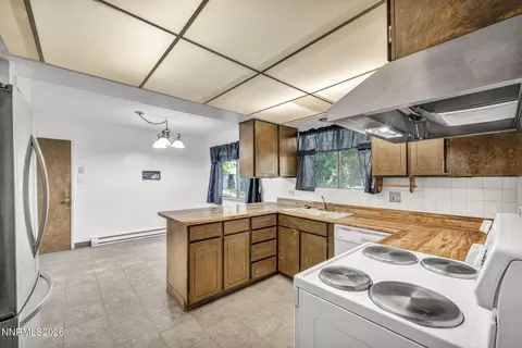 Kitchen - 153 Wagon Cir, Reno, NV 89521 photo 6 of 10