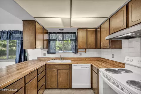 Kitchen - 153 Wagon Cir, Reno, NV 89521 photo 3 of 10