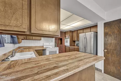 Kitchen - 153 Wagon Cir, Reno, NV 89521 photo 8 of 10