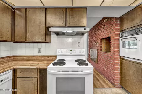 Kitchen - 153 Wagon Cir, Reno, NV 89521 photo 7 of 10