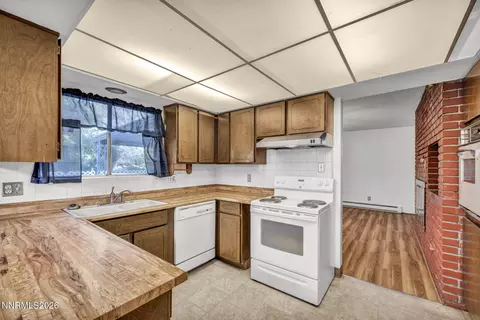 Kitchen - 153 Wagon Cir, Reno, NV 89521 photo 5 of 10