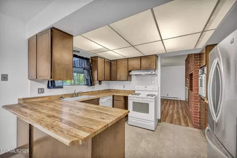 Kitchen - 153 Wagon Cir, Reno, NV 89521 photo 4 of 10