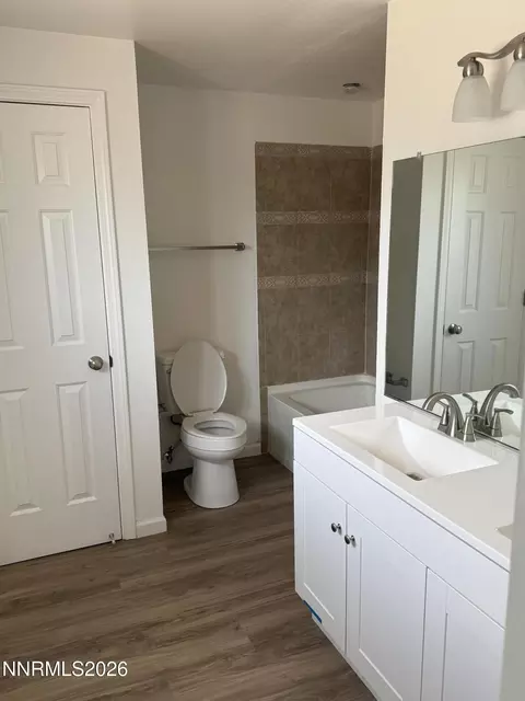 Bath - 580 E Huffaker Ln, Reno, NV 89511 photo 4 of 6