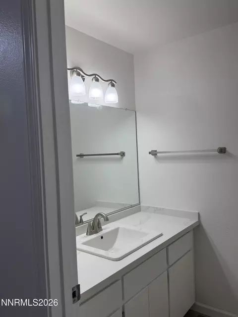 Bath - 580 E Huffaker Ln, Reno, NV 89511 photo 5 of 6