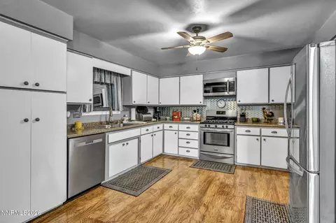 Kitchen - 193 Mule Deer Rd, Coleville, CA 96107 photo 3 of 5